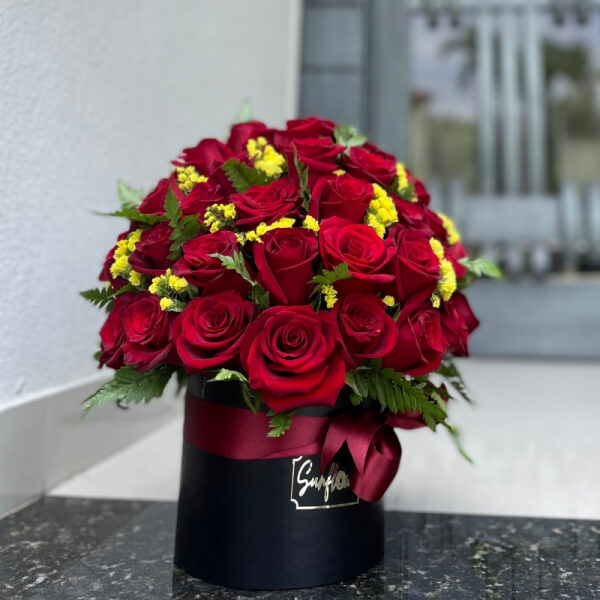 Passion Box: Arreglo Floral Exclusivo con Rosas Rojas Elegancia Floral| ENVIOS A GUAYAQUIL - SAMBORONDON - DAULE