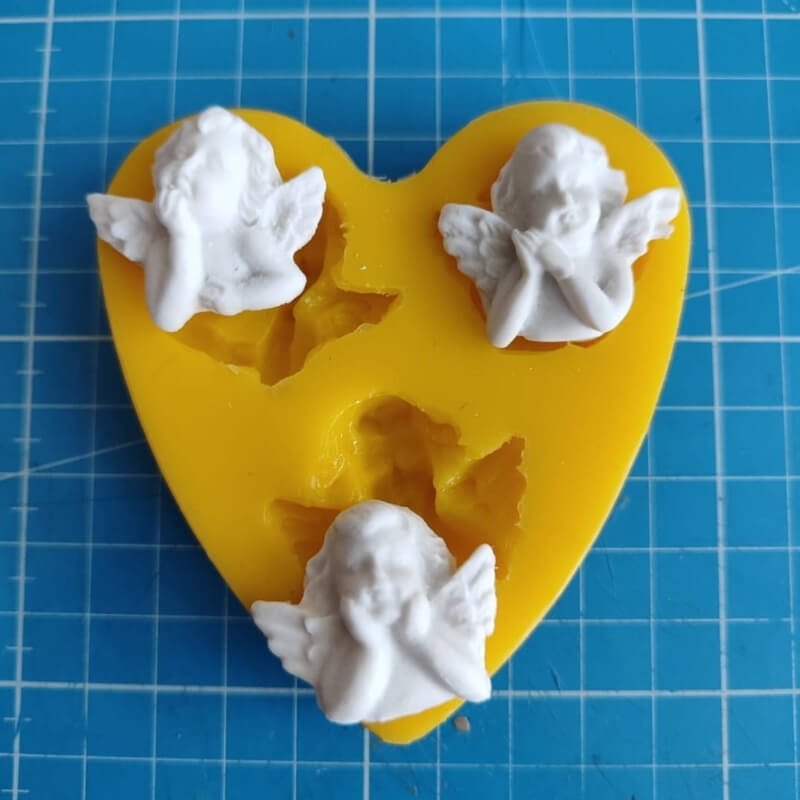 Molde TRES ANGELITOS SMALL elaborado en silicona para uso en Velas, jabones, yeso, porcelana fría.