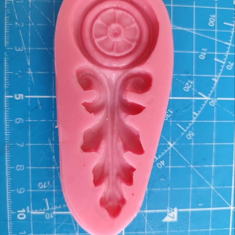 Molde MOLDURA ALARGADA CON CIRCULO SUPERIOR elaborado en silicona para uso en porcelana fría.