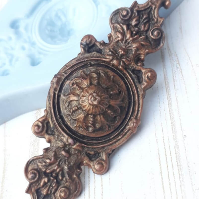 Molde MOLDURA ALARGADA CON CIRCULO EN EL CENTRO elaborado en silicona para uso en porcelana fría.