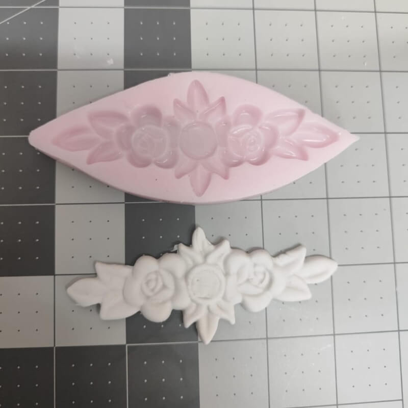 Molde MOLDURA ALARGADA CON FLORES S elaborado en silicona para uso en porcelana fría.