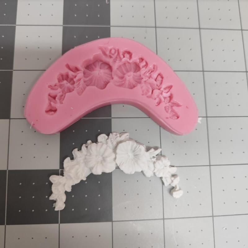 Molde MOLDURA CON FORES MINI elaborado en silicona para uso en porcelana fría.
