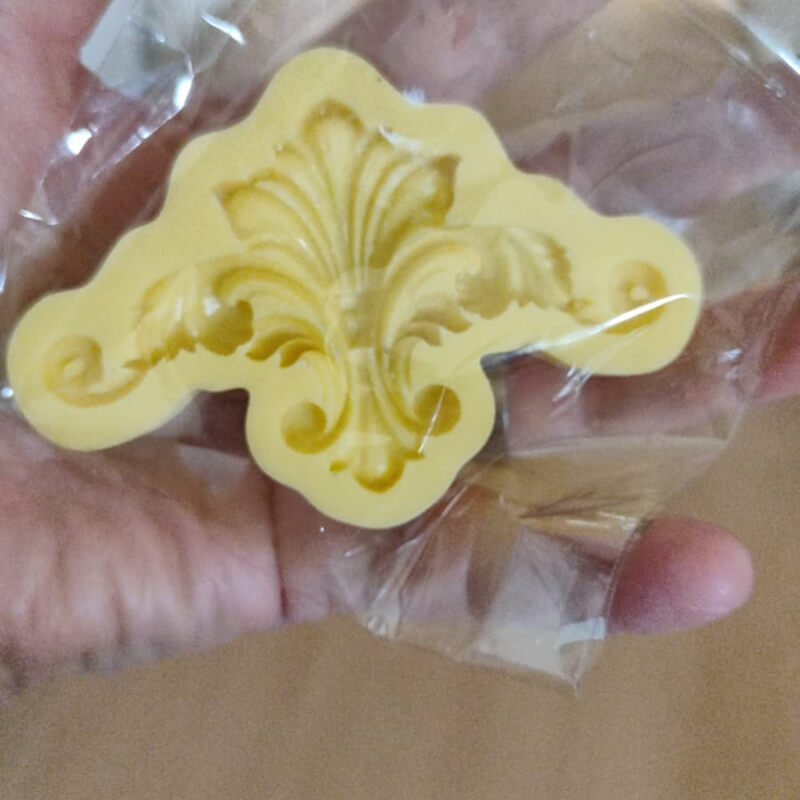 Molde MOLDURA ARABESCO VINTAGE elaborado en silicona para uso en porcelana fría.