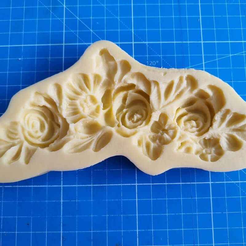 Molde MOLDURA FLORES X LARGE elaborado en silicona para uso en porcelana fría.