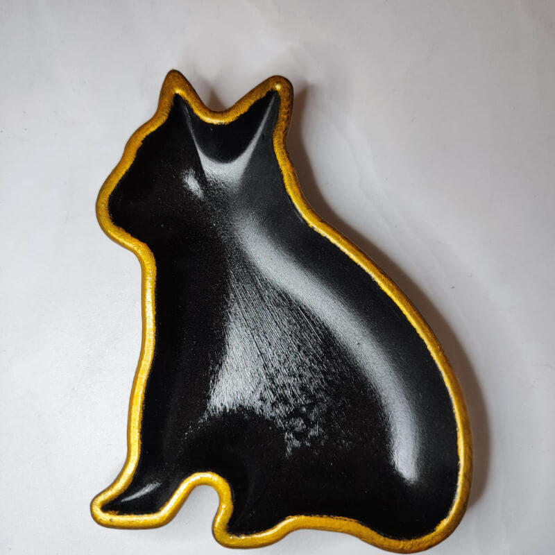 CONTENEDOR GATO elaborado en hormigón y pintado a mano.