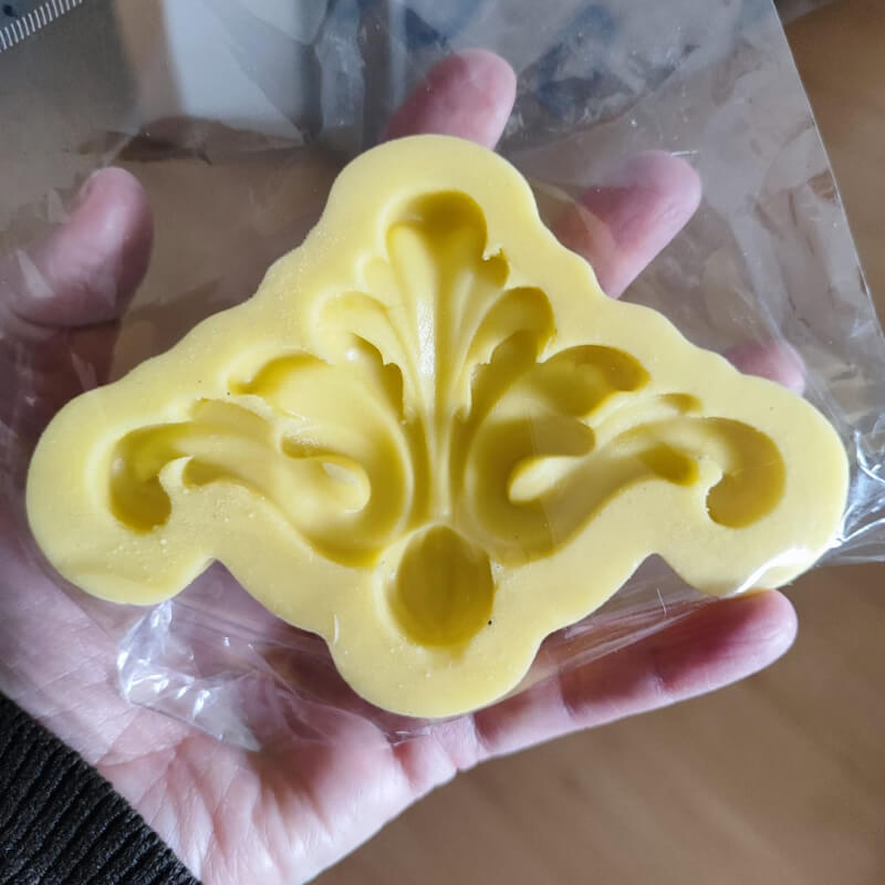 Molde MOLDURA ARABESCO VINTAGE g elaborado en silicona para uso en porcelana fría.