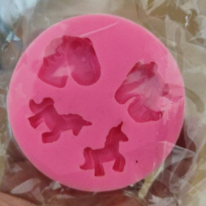 Molde UNICORNIOS 2D X 4 elaborado en silicona para uso en porcelana fría.