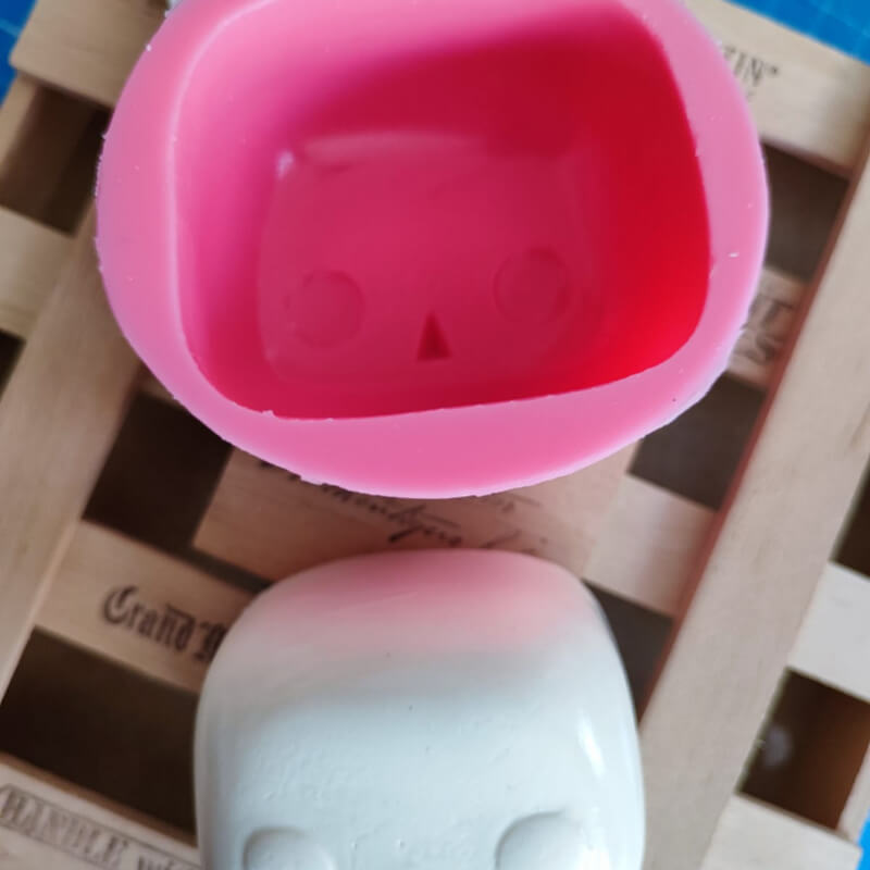 Molde de silicona FUNKO CABEZA para uso en porcelana fría.