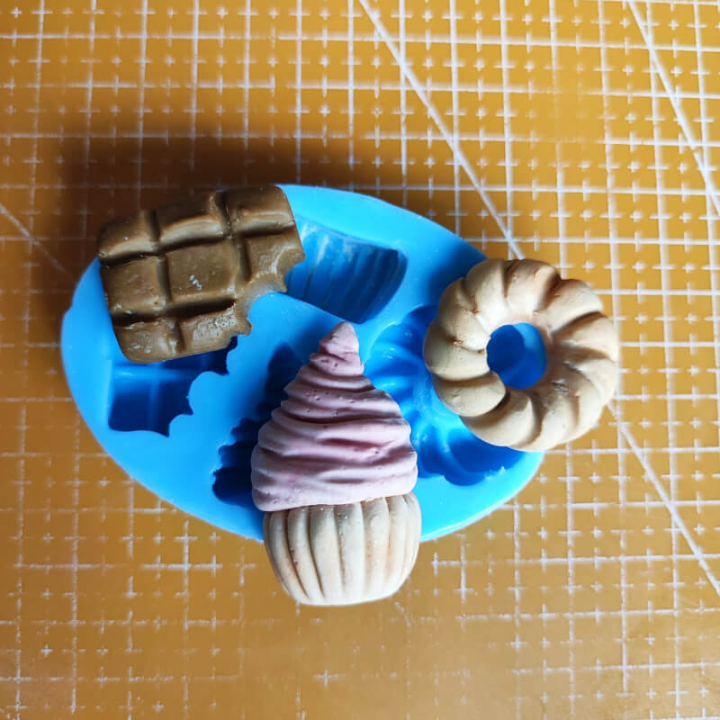 Combo moldes de silicona de 3 diseños de Dulces. para uso de porcelana fría, resina, velas, chocolate. (valor individual en la descripción)