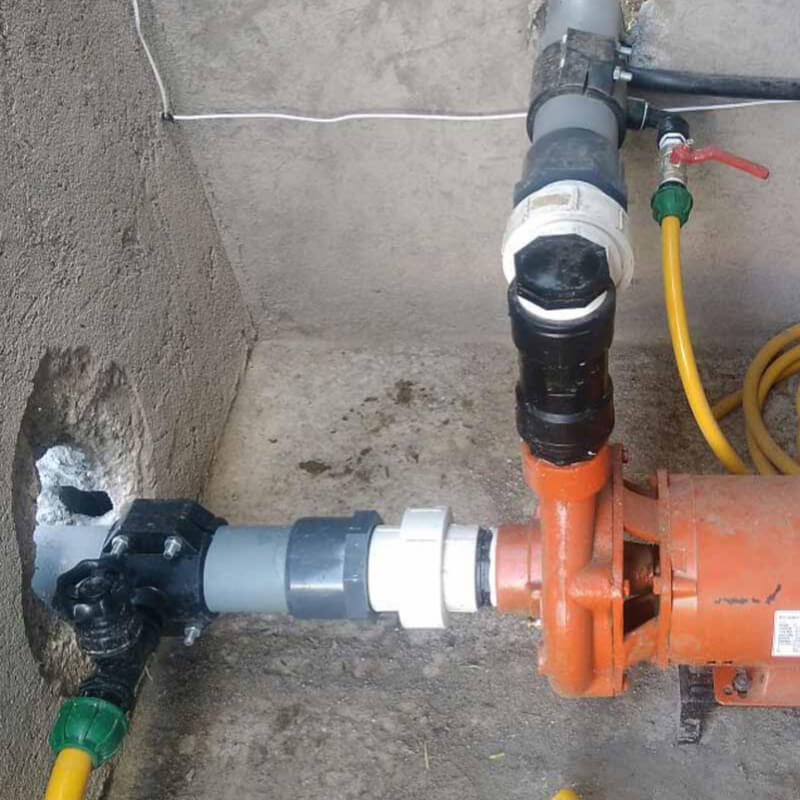 Manguera bicapa en bomba de inyección de riego