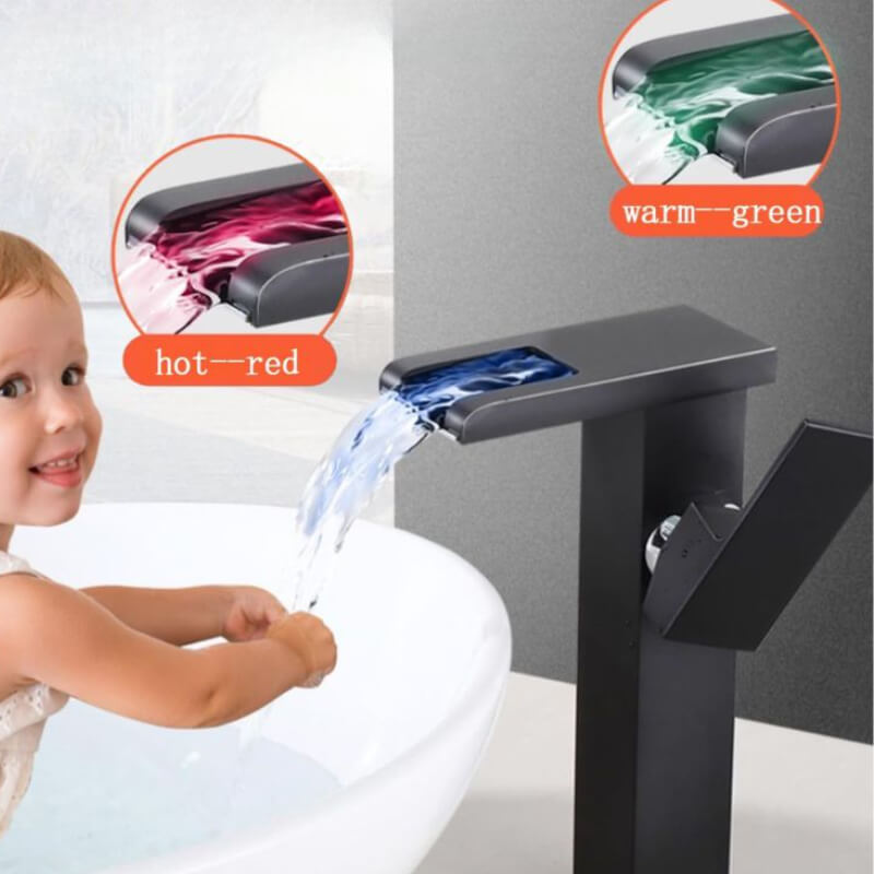 Llave cascada con cambio de colores según temperatura del agua
