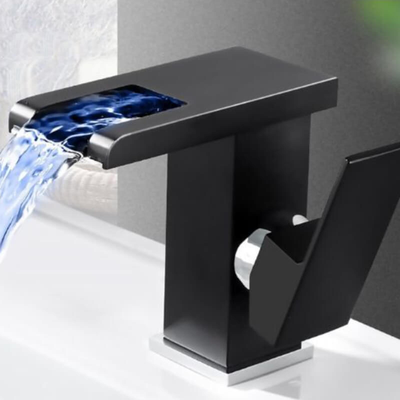 Llave cascada con cambio de colores según temperatura del agua