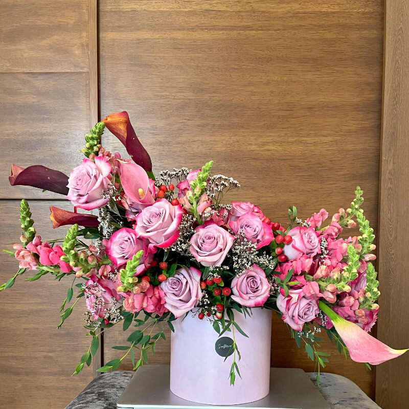 Carito Box: Arreglo Floral Exclusivo | Rosas deep purple, Calas y Flores Variadas| Envios a domicilio Guayaquil - Samborondon - Daule