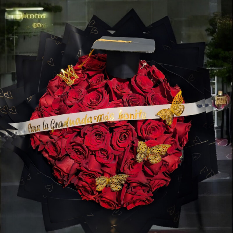 Ramo Graduación: Rosas Rojas y Toga para la Más Bonita en Ibarra