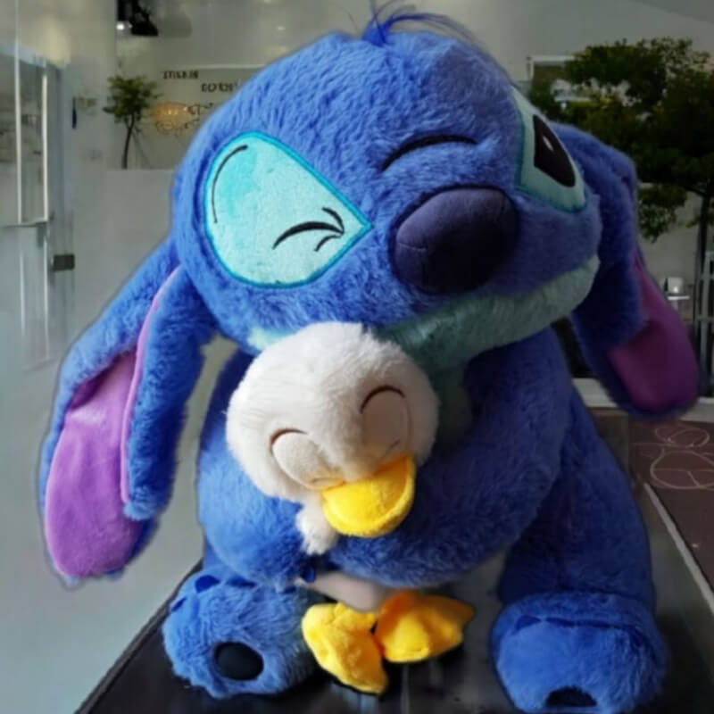 Stitch y su Patito Feo: Un Abrazo de Amistad en Ibarra