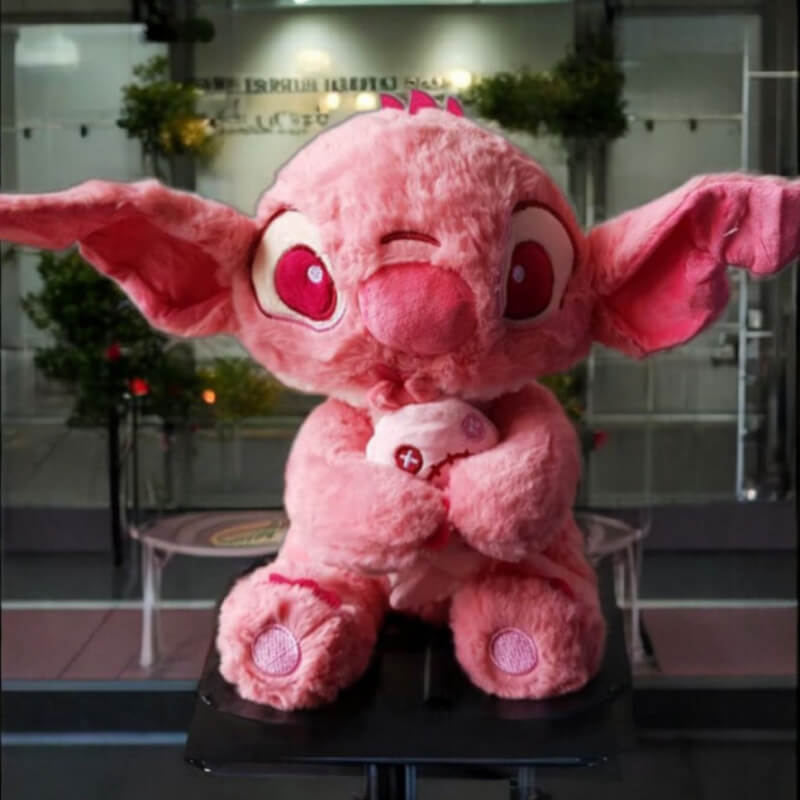 Angel y su Peluche Encantado: Un Abrazo Rosa en Ibarra