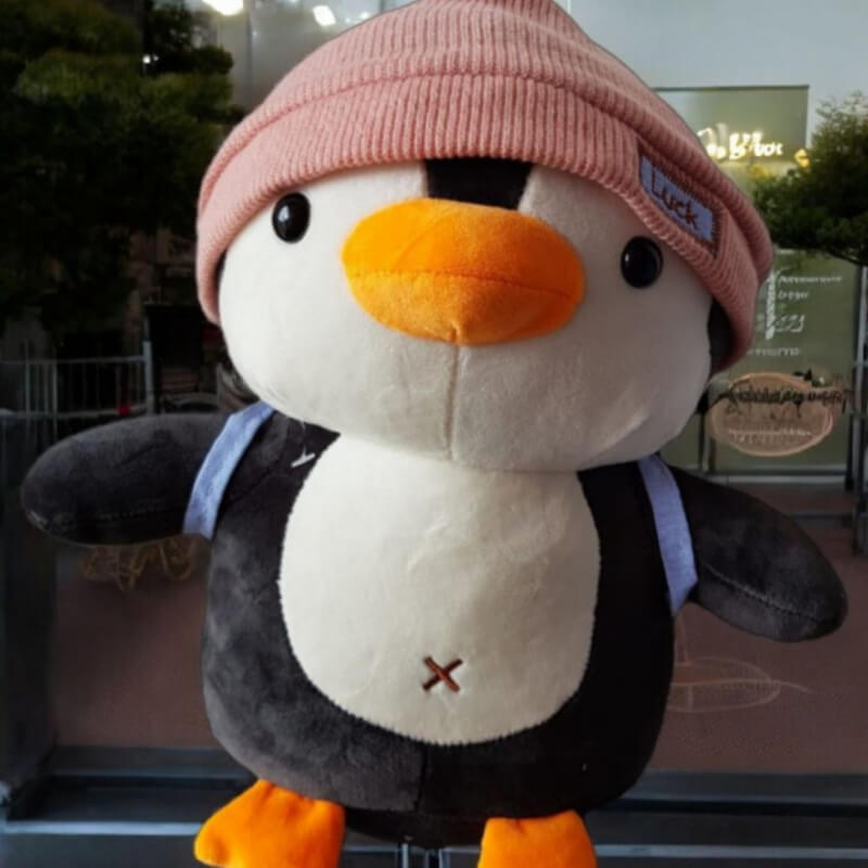 Pingüino Viajero: Peluche con Gorro y Mochila en Ibarra