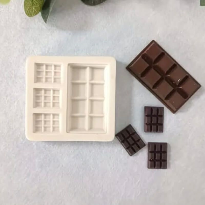 Combo de moldes de silicona con diseño de chocolates variados, para uso en Velas, Jabones, porcelana fría. Valores unitarios en la descripción.