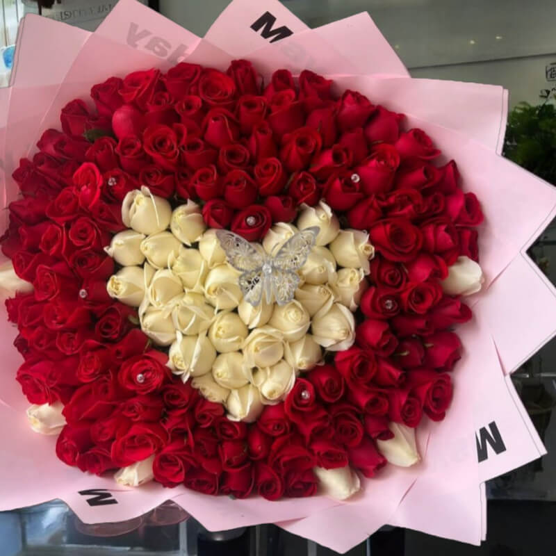 Corazón Apasionado: Rosas Rojas y Blancas en Ibarra