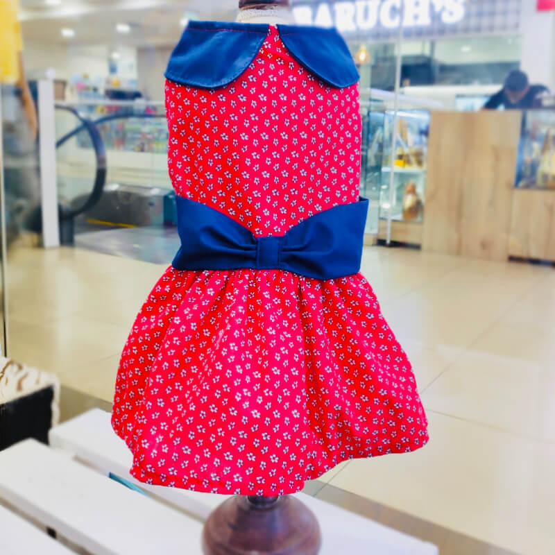 VESTIDO ROJO FLOREADO CON FAJIN AZUL MARINO TIPO LAZO