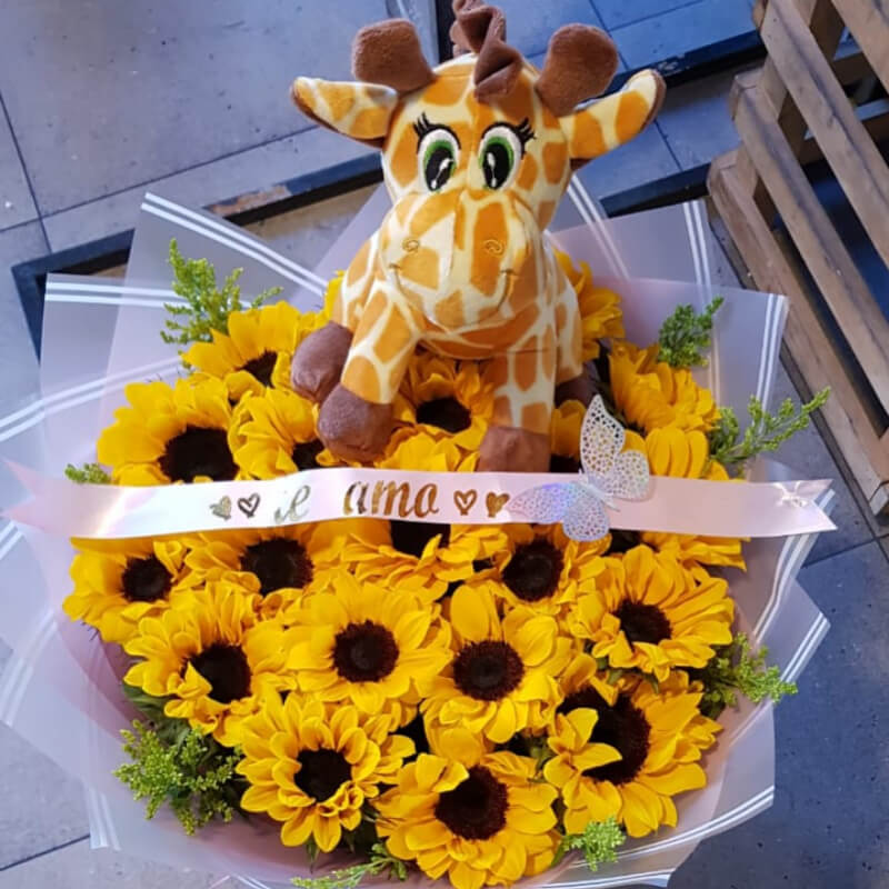 Ramo Amor de Jirafa: Girasoles y Peluche 'Te Amo' en Ibarra