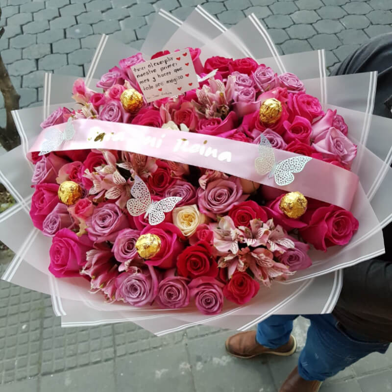 Ramo Para Mi Reina: Rosas Mixtas y Chocolates en Ibarra