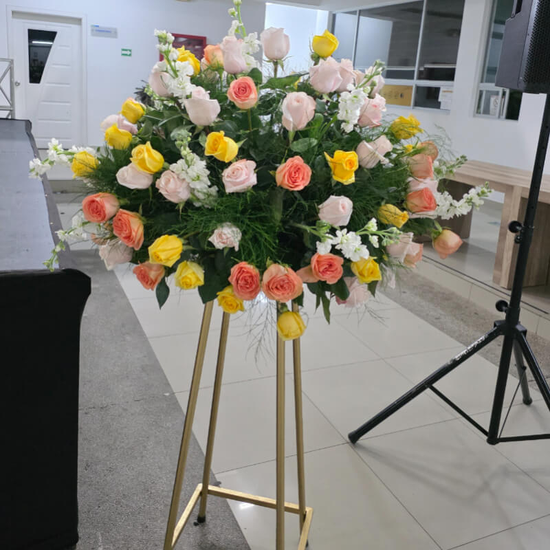 Arreglo Pedestal Radiante: Rosas y Flores Mixtas en Ibarra