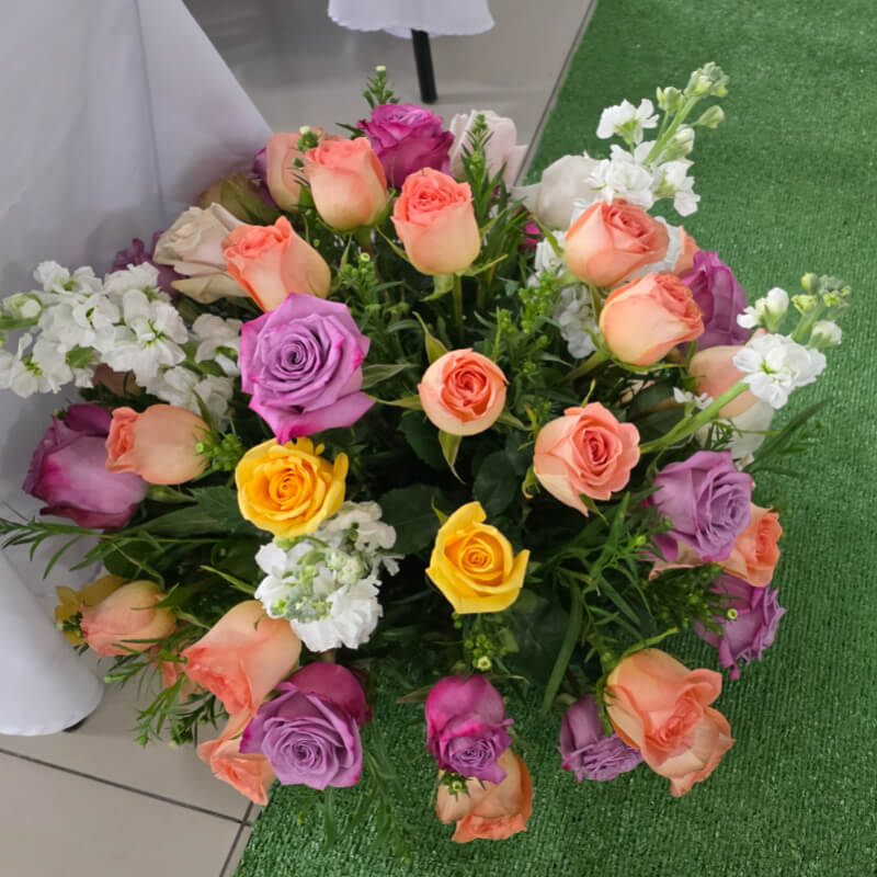 Centro de Mesa Alegría Floral: Rosas y Flores Mixtas en Ibarra
