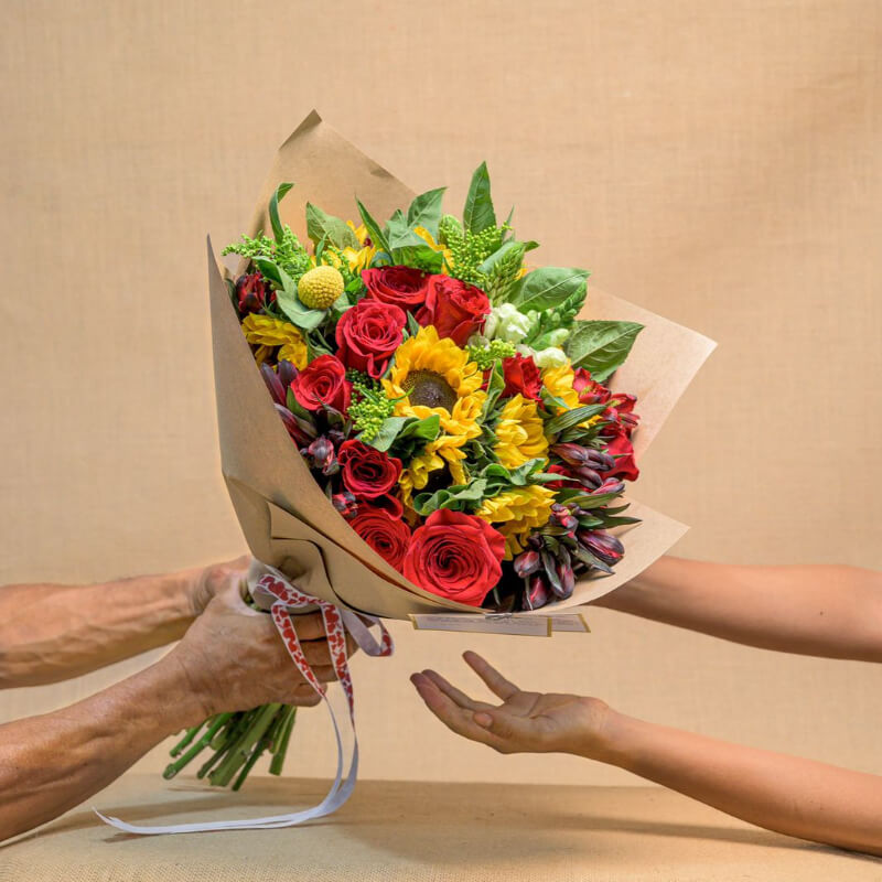 Classic Bouquet: Girasoles y Rosas| ENVIOS A GUAYAQUIL - SAMBORONDON - DAULE