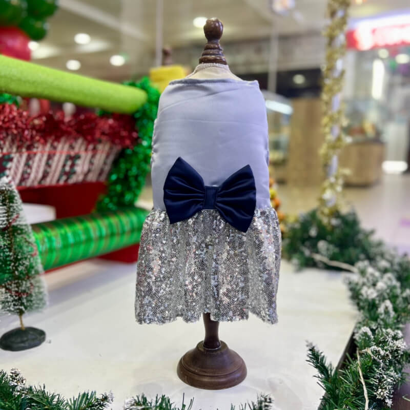 VESTIDO PODESUA ELEGANTE PLATEADA Y LENTEJUELA CON UN MAXI LAZO AZUL MARINO PARA PERRITAS Y GATITAS TALLA XS/S