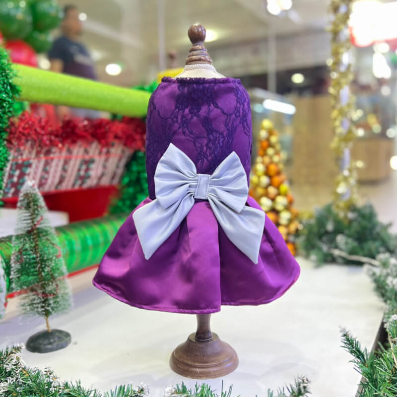 VESTIDO PODESUA MORADO DE RANDA Y UN MAXI LAZO PLATEADO PARA PERRITAS Y GATITAS TALLA XS/S