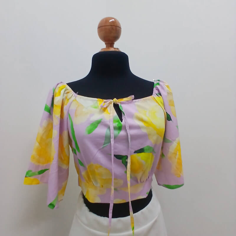 Blusa corta con estampados de flores