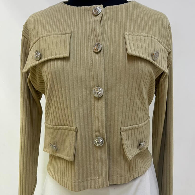 Suéter Beige Unitalla con Botones: Elegancia y Comodidad
