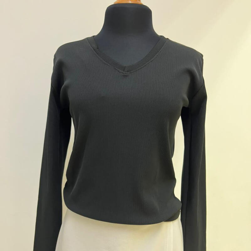 Blusa de manga larga de color negro