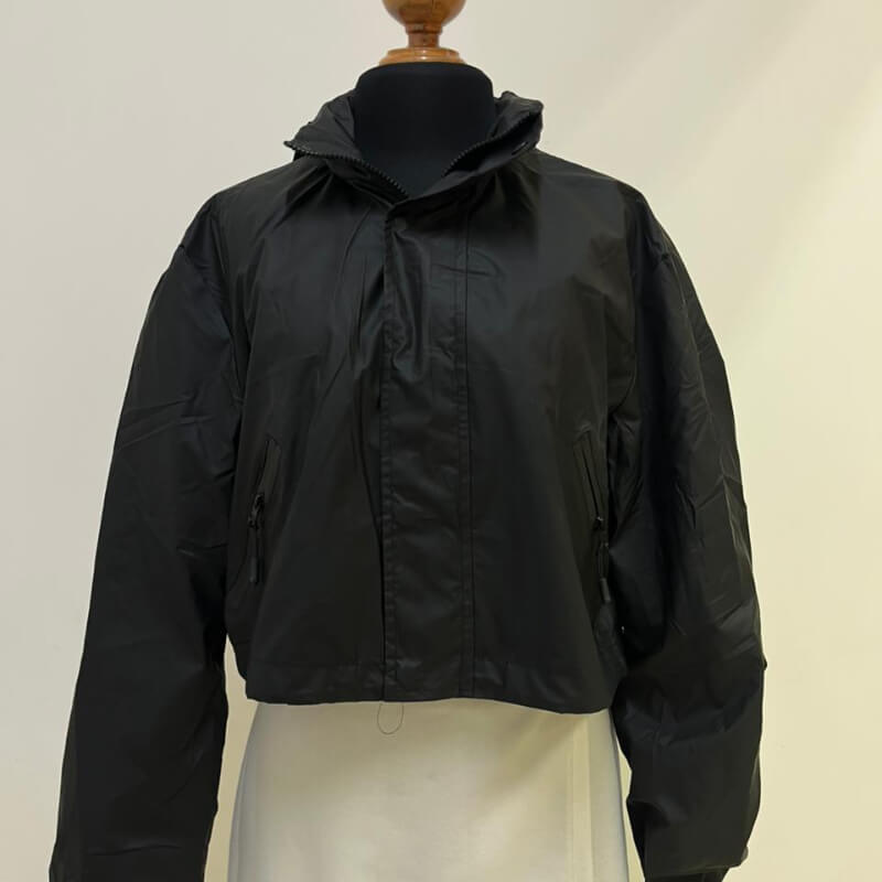 Chamarra negra impermeable Talla mediana