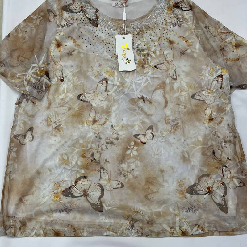 Blusa de mariposas de color cafe