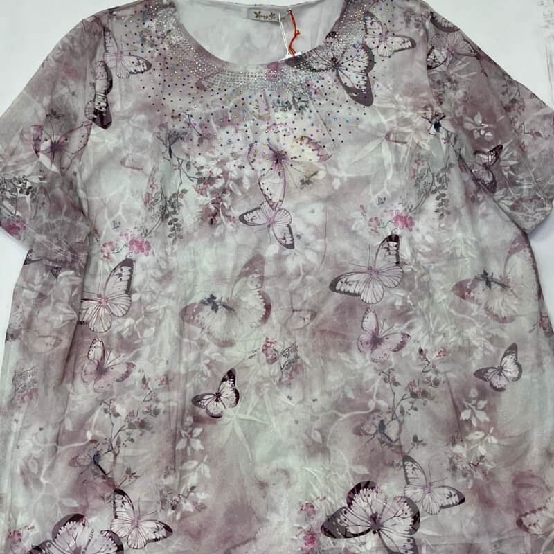 Blusa de mariposas de color morado