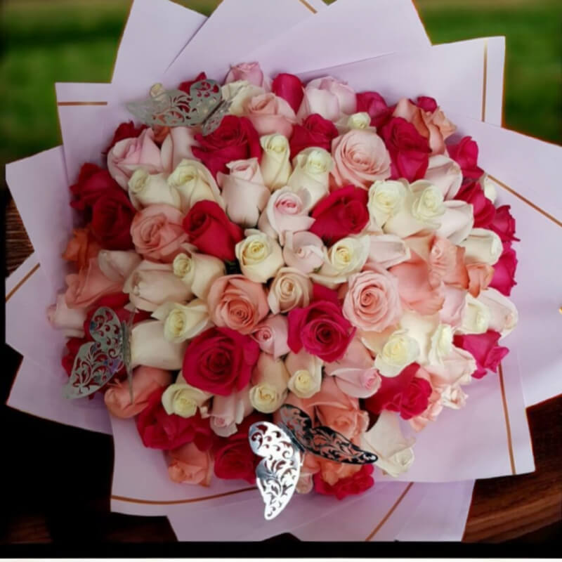 Ramo Tricolor Mariposas: Rosas Rojas, Rosadas y Blancas en Ibarra