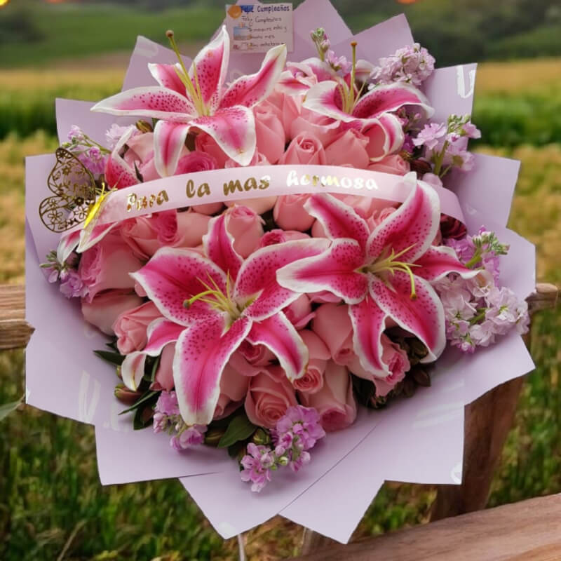 Ramo Elegancia Rosa: Rosas Rosadas y Lirios Stargazer en Ibarra