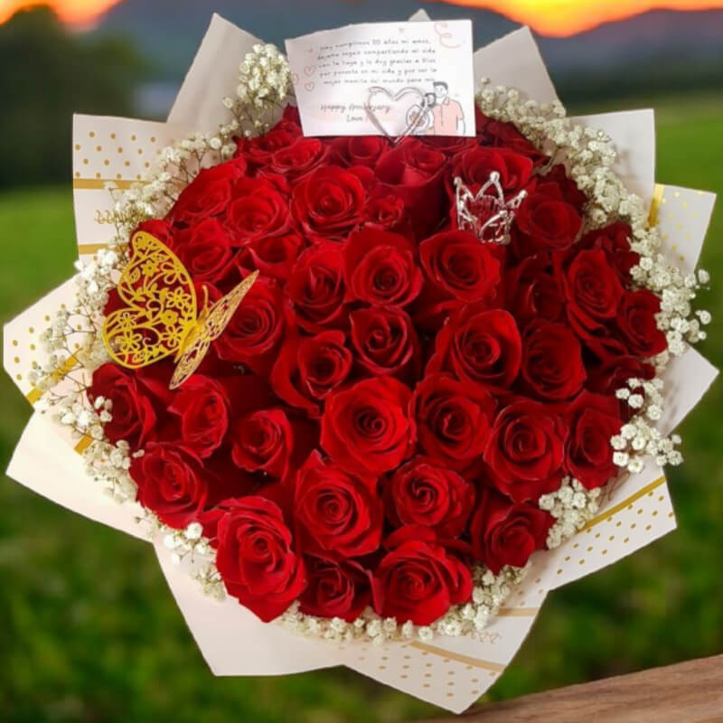 Ramo Mariposas de Amor: Rosas Rojas con Mariposas Doradas en Ibarra
