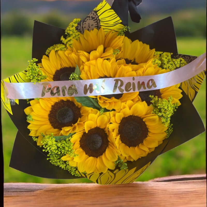 Ramo Sol de la Realeza: Girasoles 'Para Mi Reina' en Ibarra