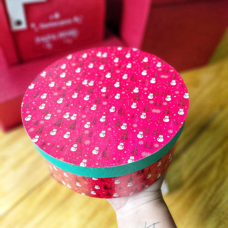 Caja redonda con muñequitos de nieve