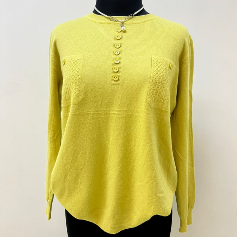 Blusa de color amarillo con botones talla grande.