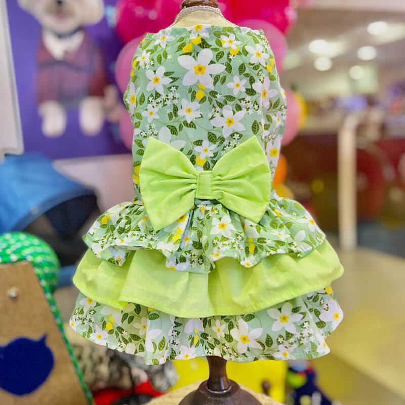 VESTIDO FLOREADO CON SU MAXI LAZO VERDE LIMON DE TRES VUELOS PARA GATITAS Y PERRITAS TALLA XXXS/XXS