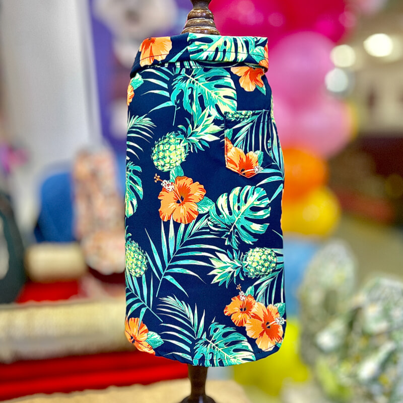CAMISA PLAYERA AZUL MARINO CON ESTAMPADO FLORAL PARA GATITOS Y PERRITOS TALLA S