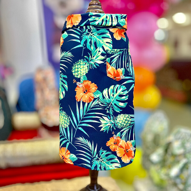 CAMISA PLAYERA AZUL MARINO CON ESTAMPADO FLORAL PARA GATITOS Y PERRITOS TALLA M/L