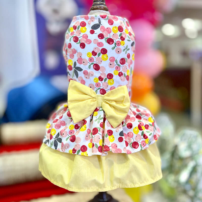 VESTIDO DE CEREZAS CON SU MAXI LAZO AMARILLO PASTEL DE DOS VUELOS PARA GATITAS Y PERRITAS TALLA XXXS/XXS