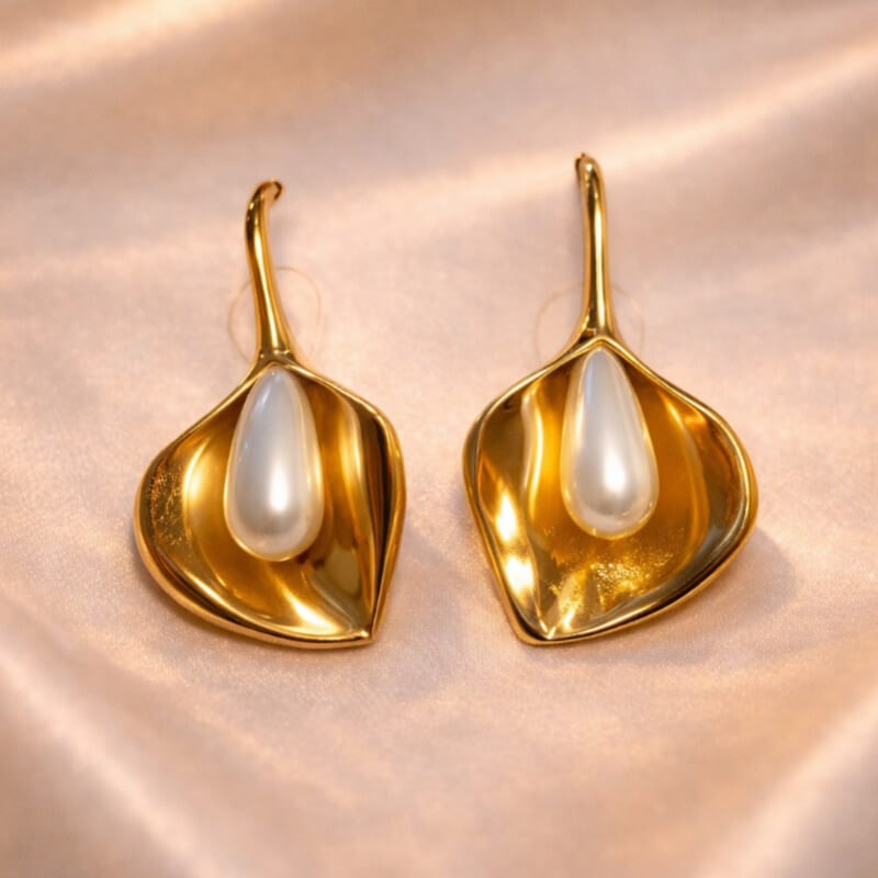 ARETES DORADOS CON PERLA BLANCA LARGA