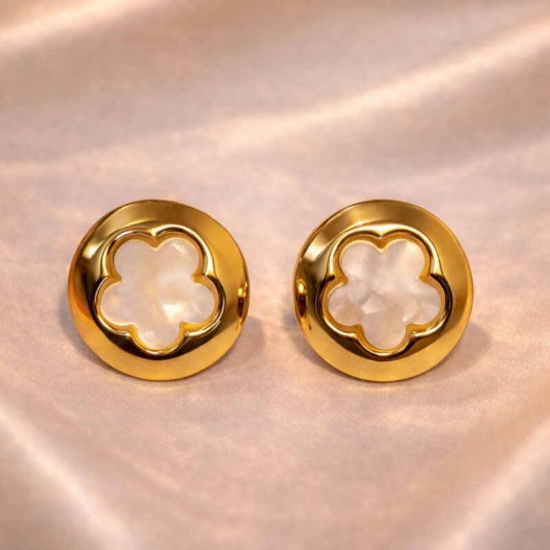 ARETES DORADOS REDONDOS FLOR BLANCA NACÁR
