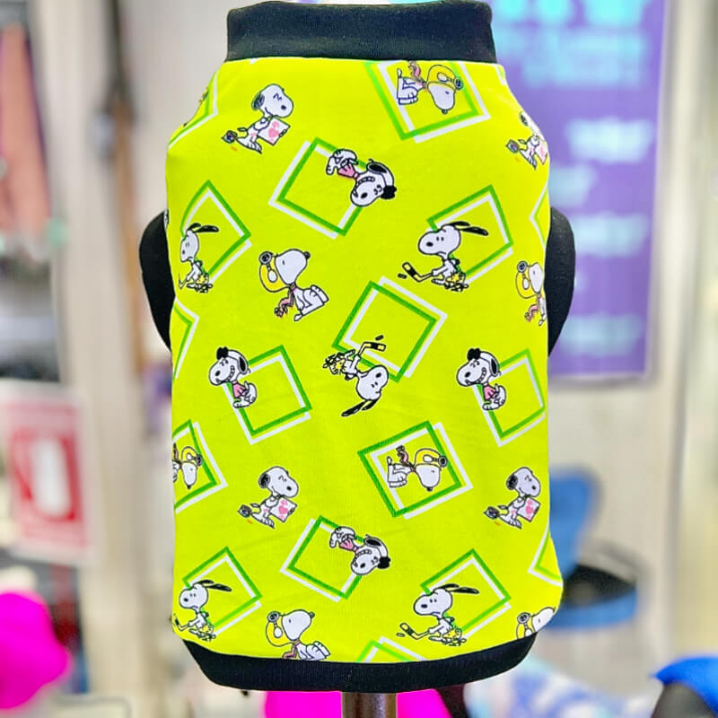 CAMISETA DE SNOOPY VERDE NEON CON FILOS NEGROS PARA GATITOS Y PERRITOS TALLA XXXS/XXS